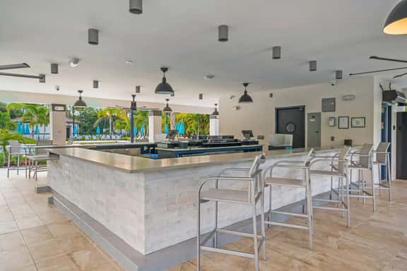 Lakeview Deluxe condo Prefect for Long stays & to Relax while Working away - Image 1