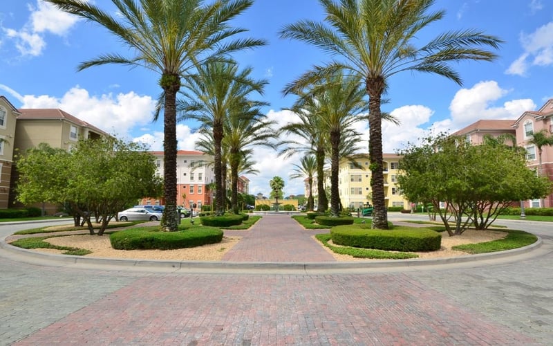 Vista Cay Resort front drive view to entrance