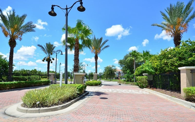 Vista Cay Resort front drive