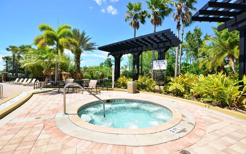 Vista Cay Resort spa pool